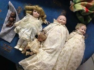 5 unidentified dolls