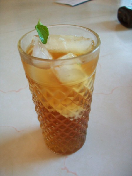 A glass of iced tea with stevia.