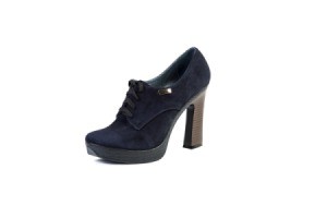 Single black women's suede boot