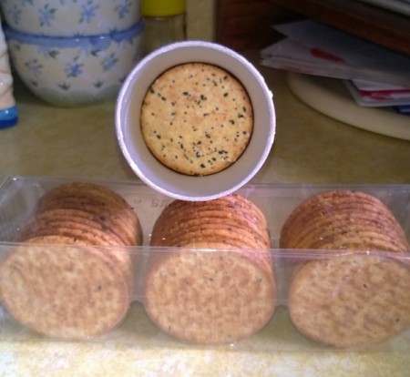 round crackers in Pringles can