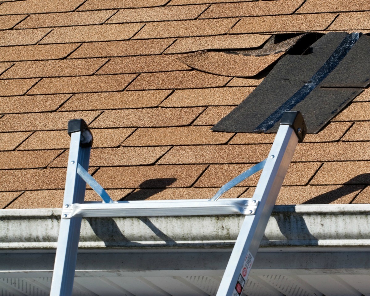 Leaning a Ladder Against a Roof Without Crushing Gutters | ThriftyFun