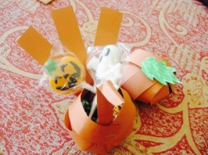 Turkey and pumpkin paper candy containers.