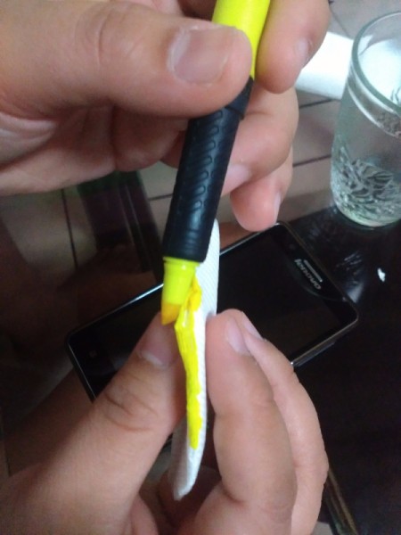 using a yellow marker on the edges of the circles of paper