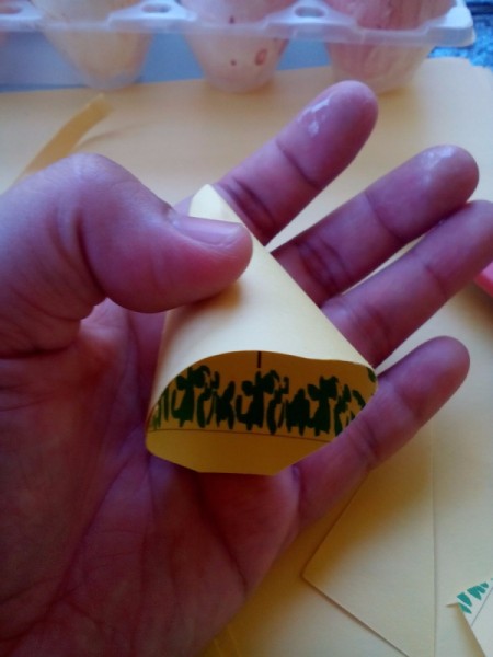 Egg Head Christmas Caroler