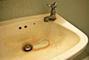 An old and rusty porcelain sink.