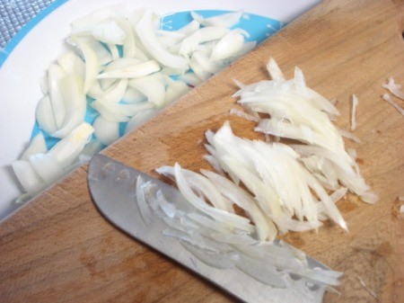 slicing onion