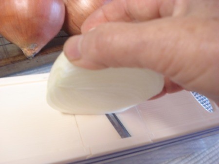slicing onion