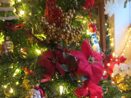 A close up of the decorated tree.