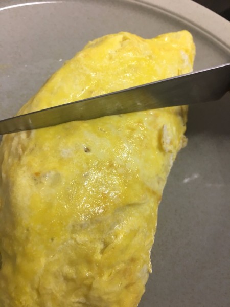 scoring omurice with knife