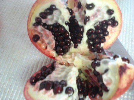Pomegranate Deseeding - Splitting a pomegranate in half.