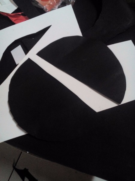 black paper circle cut to make hat