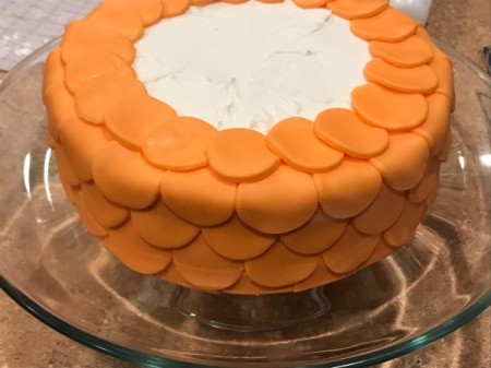 'Sharky' Goldfish Birthday Cake - add a row of circles around the top of the cake overlapping the rolled row, smaller cake will cover the undecorated center