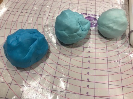 'Sharky' Goldfish Birthday Cake - knead in some gum paste into set aside fondant, divide into 3 balls and color