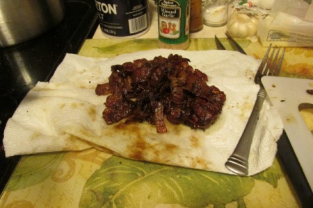 Cooked bacon on paper towel