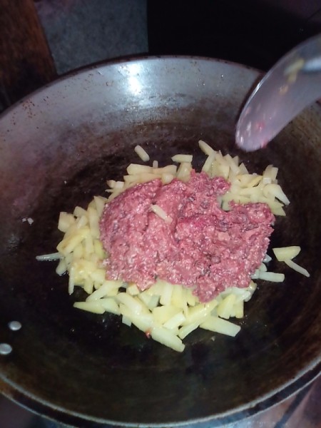 Corned beef with potato in pan.