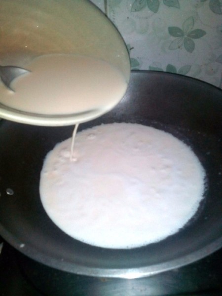 Adding mixed pudding to heated milk.