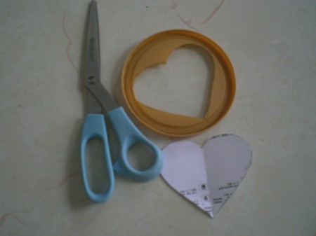 Easy Kids' Valentine Cards - cut the heart shape out of the cap to make stencil