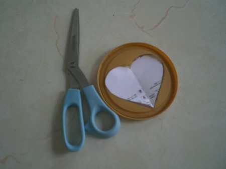 Easy Kids' Valentine Cards - trace heart onto coffee cup cap