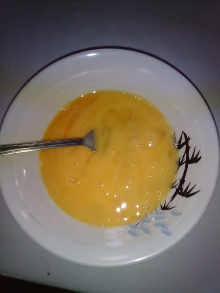 scrambling egg in bowl