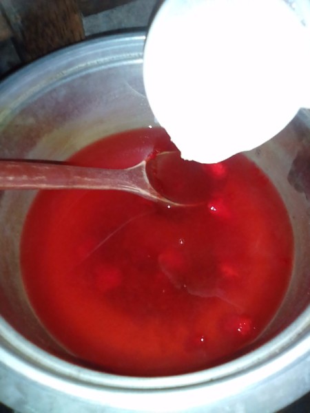 adding sugar to gelatin in pot
