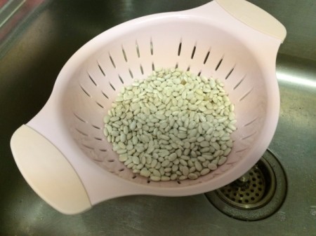 rinsing beans in a colander