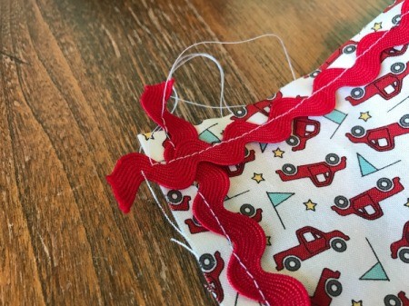 Whole Cloth Tied Quilt with Ric Rac Trim - corner with ric rac sewn