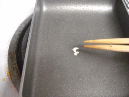 testing egg on pan