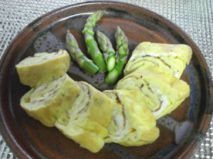 plate with cut tamagoyaki and asparagus