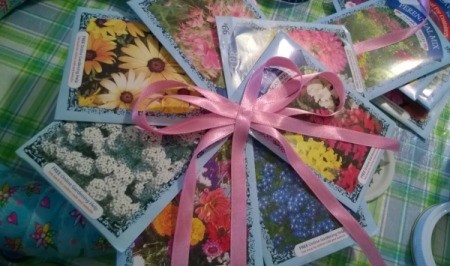 Spring Seed Packet Wreath - closeup of bow on seed packet flower
