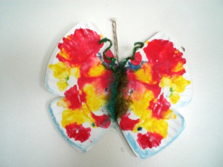 Make a Spring Butterfly from a Paper Plate - hang