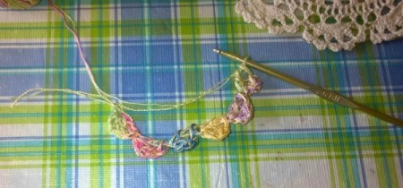 Mini Hat Spring Wreath - making a scalloped edge for the mini hats