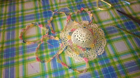 Mini Hat Spring Wreath - scalloped circles of crochet thread