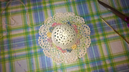 Mini Hat Spring Wreath - glue scalloped circle to hats