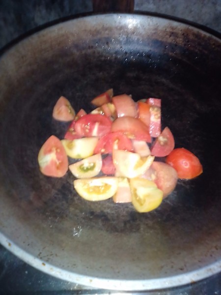 tomato in pan