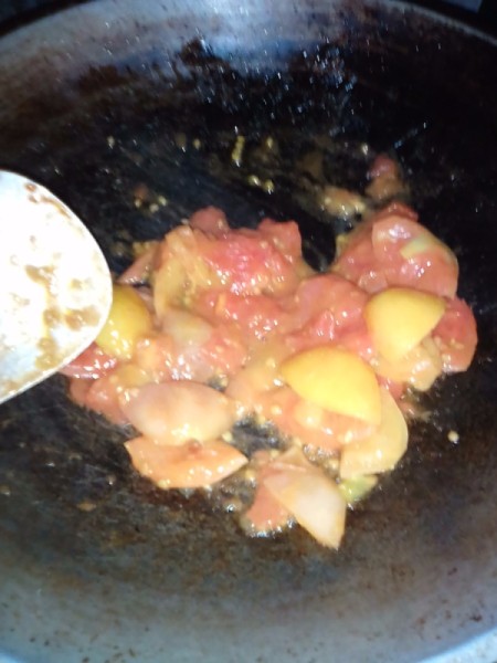 cooked tomatoes in pan