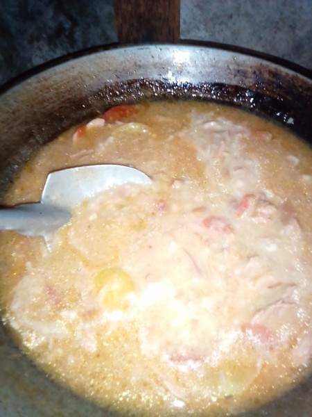 mixing carbonara sauce, tuna and tomato mixed