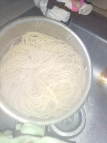 draining spaghetti noodles