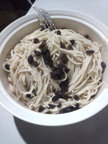 adding raisins tp noodles and sauce