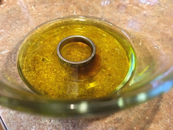 Dachteer mit Olivenöl von der Haut entfernen