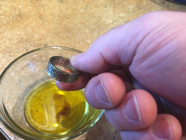Entfernen von Dach Teer von der Haut mit Olivenöl