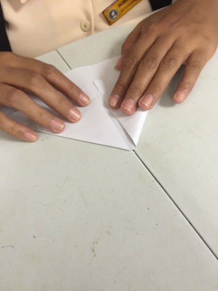 Folded Paper Box - corners on folded edge folded to middle making a triangle