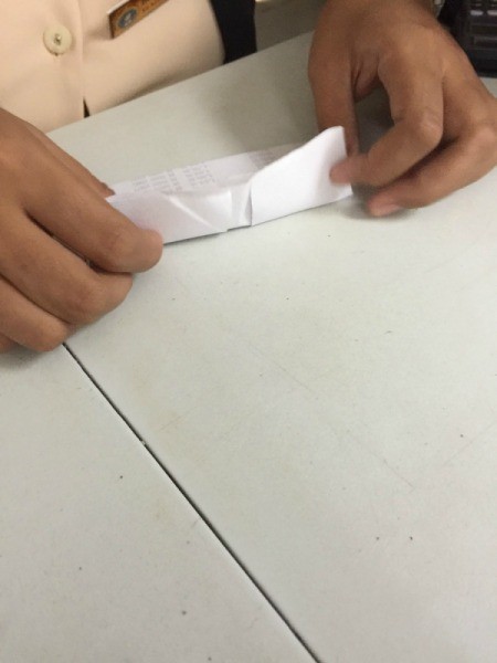 Folded Paper Box - Fold the two sides to hide the folded edges and dismantle the middle.