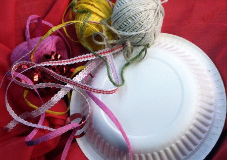 Fun Paper Plate Jelly Fish Decoration - plate, cord, and ribbons