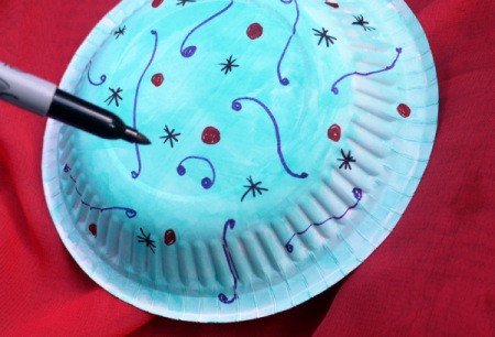 Fun Paper Plate Jelly Fish Decoration - adding decorations with a marker