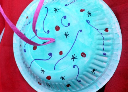 Fun Paper Plate Jelly Fish Decoration - ribbon threaded through hole