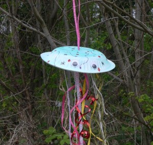 Fun Paper Plate Jellyfish Decoration - jelly fish hanging in the garden