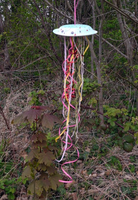 Fun Paper Plate Jelly Fish Decoration - jelly fish hanging in the garden