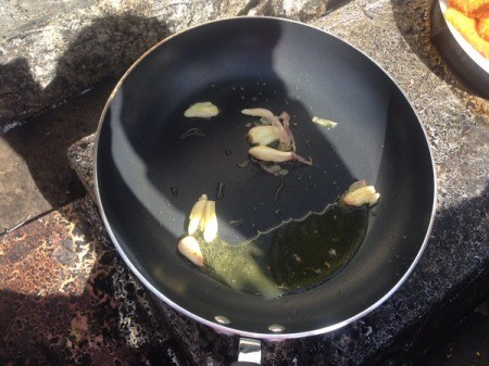 oil and garlic in pan