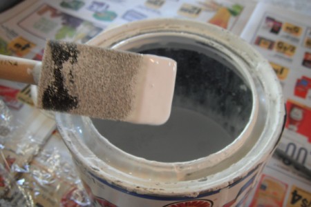 A sponge paintbrush with paint on the tip.