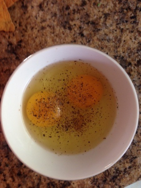 eggs and pepper in bowl